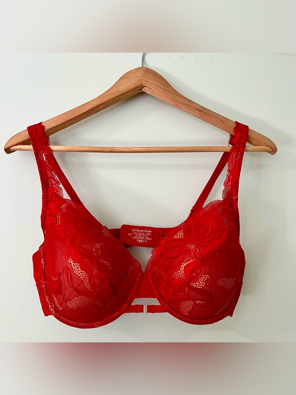 La Vie En Rose bra size 36D red lace on nude background